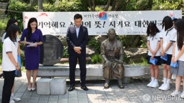 만해공원에서 청소년들과 묵념올리는 이승로 성북구청장