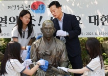 만해 동상 청소하는 이승로 성북구청장