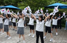 성북구 만해공원에서 펼쳐진 광복절 축하 플래시 몹