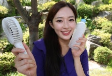 폭염속 얼음물과 손풍기로 더위 피하는 성북구청 아나운서