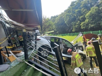 용인시 한 카페 안으로 승용차 돌진...손님 11명 중·경상