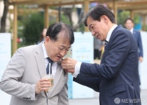 차규근 의원 배지를 고쳐주는 조국 대표