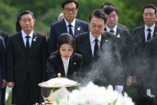 육영수 여사 묘역 참배하는 김건희 여사