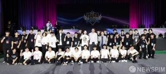 노원 e스포츠 페스티벌 참석자와 기념촬영하는 오승록 노원구청장