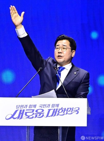 당원향해 인사말하는 박찬대 대표 직무대행