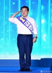 당원향해 인사하는 김병주 더불어민주당 최고위원 후보