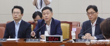 질의에 답하는 김영관 방송통신위원회 기획조정관