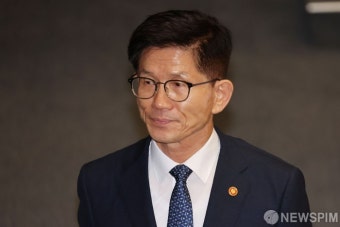 국회 본회의장 떠나는 김문수 장관