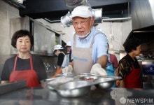 추석 앞두고 토마스의집 찾은 류진 한경협 회장