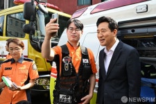 119구급대원 격려하며 인증샷 촬영하는 오세훈 서울시장