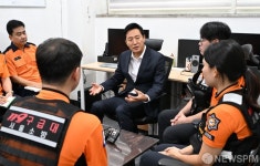 서울시민 위해 119구급대원과 대화하는 오세훈 서울시장