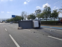 부산 사하 강변대로서 승용차·트럭 2대 충돌…인명피해 없어