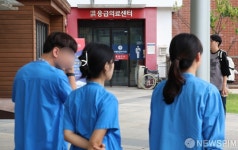 응급의료센터 앞 지나가는 의료진들