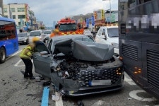 대전 대덕구 공구거리 인근서 승용차·고속버스 추돌…초등생 등 5명 부상