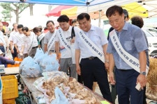 김진태 강원지사, 북평5일장서 전통시장 장보기 행사 가져