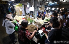 제수용품 준비로 분주한 경동시장