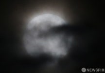 구름속에 나타난 한가위 보름달