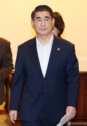 국무회의 참석하는 김용현 국방부 장관