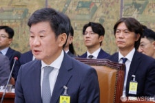답변하는 정몽규 회장