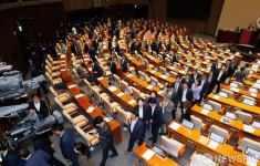 본회의장 퇴장하는 야당 의원들