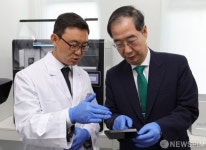 한덕수 총리, 항체신약설계 연구센터 장비 시연