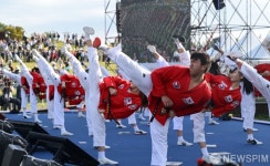 한반도 통일기원 태권도 퍼포먼스펼쳐진 2024 코리안드림 통일실천대행진