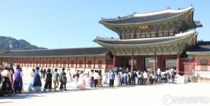 입장 기다리는 경복궁의 관광객