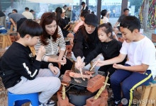 화덕구이 즐기는 가족들의 미소