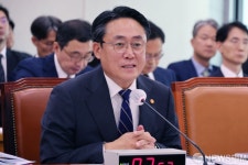 국정감사 질의에 답하는 강도형 해양수산부 장관