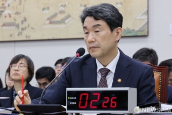 국정감사 자리한 이주호 부총리 겸 교육부 장관