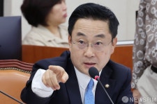 국정감사 질의나선 박성준 더불어민주당 의원
