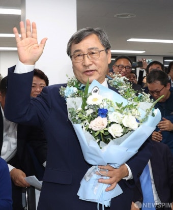 축하 꽃다발 들고 인사하는 정근식 서울시 교육감 당선인