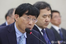 의원질의에 답하는 서홍관 국립암센터원장