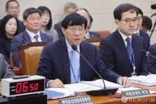 국정감사 질의에 답하는 서홍관 국립암센터원장