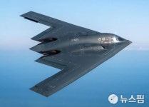 美, B-2 스텔스 전략폭격기 동원해 후티 반군 공격… 이란에 대한 경고
