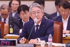 질의에 답하는 강호동 농협협동조합중앙회 회장