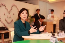 오영주 장관, 속초 동명동 소호259 호스텔 방문