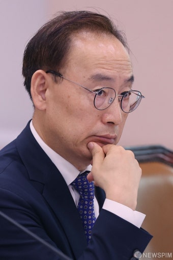 생각에 잠긴 김정중 서울중앙지방법원장