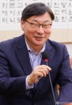 미소짓는 이화영 평화부지사