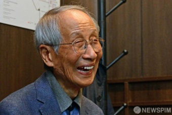 이재명 대표와 대화하는 윤여준 전 장관