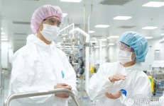 삼성바이오로직스  의약품 위탁제조(CMO) 생산라인 둘러보는 안덕근 장관