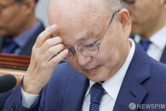 고민하는 안창호 국가인권위원장