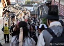 종로구, 관광객 몸살 북촌한옥마을 내일부터 야간 출입 통제