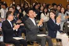 2024 서울시 지역아동센터의 날 기념식 축하 박수보내는 오세훈 서울시장