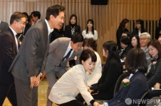 2024 서울시 지역아동센터의 날 기념식 행사 참석하며 인사하는 오세훈 서울시장