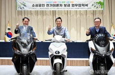 전기이륜차 시승하는 오세훈 서울시장의 엄지척