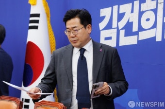 입장표명 기자회견 들어서는 박찬대 원내대표