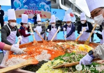 [포토] 가오리 잡고, 물회먹고, 공연 신명에 젖고...울진 죽변항 들썩