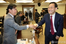 악수하는 주호영 한일의원연맹 회장