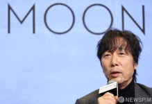 취재진 앞에 선 이문세... 정규 17집 제작 발표회